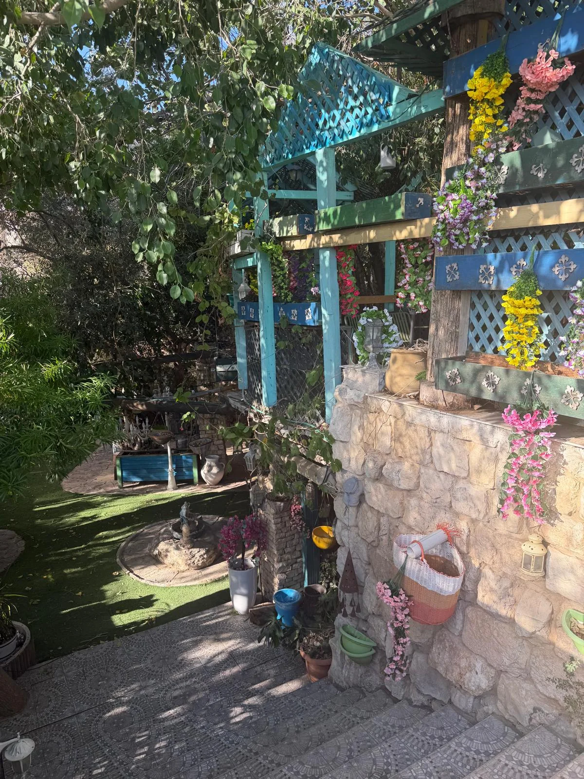 הגינה של קפה ג׳ולי בשעות הערב